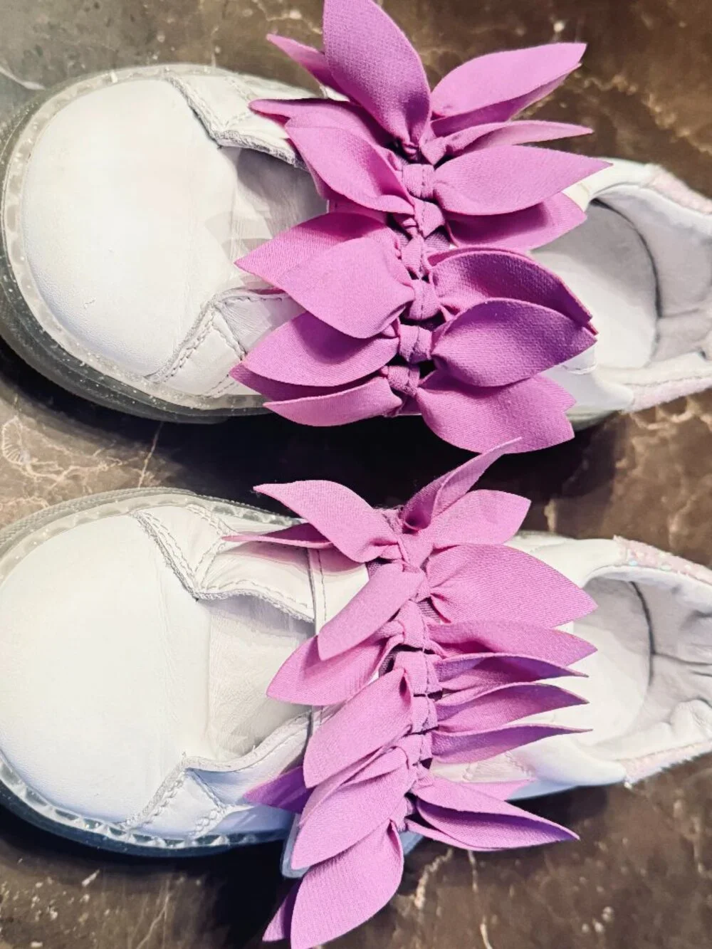 MONA LISA GIRL'S WHITE LEATHER SNEAKERS WITH LAVENDER PETALS, LOOP & HOOK